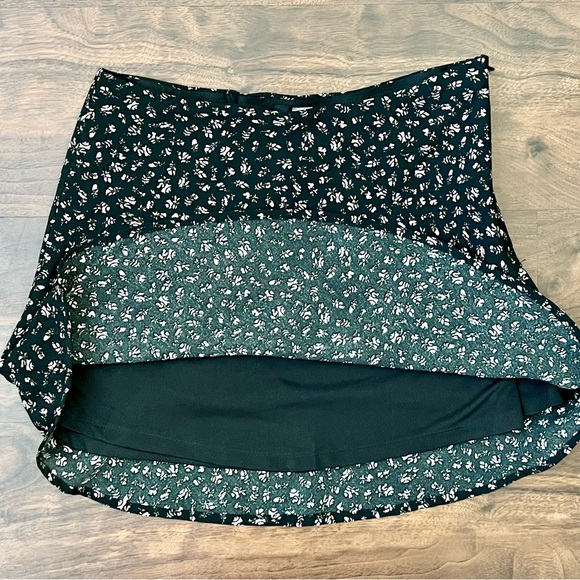H&M Divided Black & White Lined Floral Mini Flowy Skirt Women's Size 6 - Picture 2 of 10